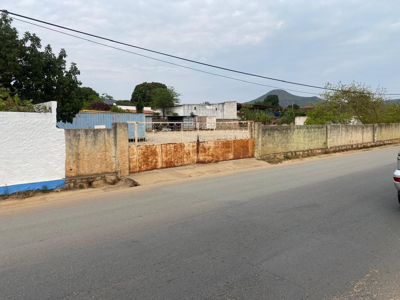 Vende-se terreno em Lubango zona nobre Mapunda .talatona do lubango. - Imagem 1
