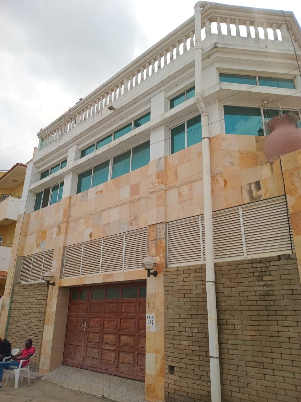 ARRENDA-SE ESTA BELÍSSIMA VIVENDA V7 BENFICA VISTA MAR. RÉS DO CHÃO PRIMEIRO ANDAR - Imagem 1