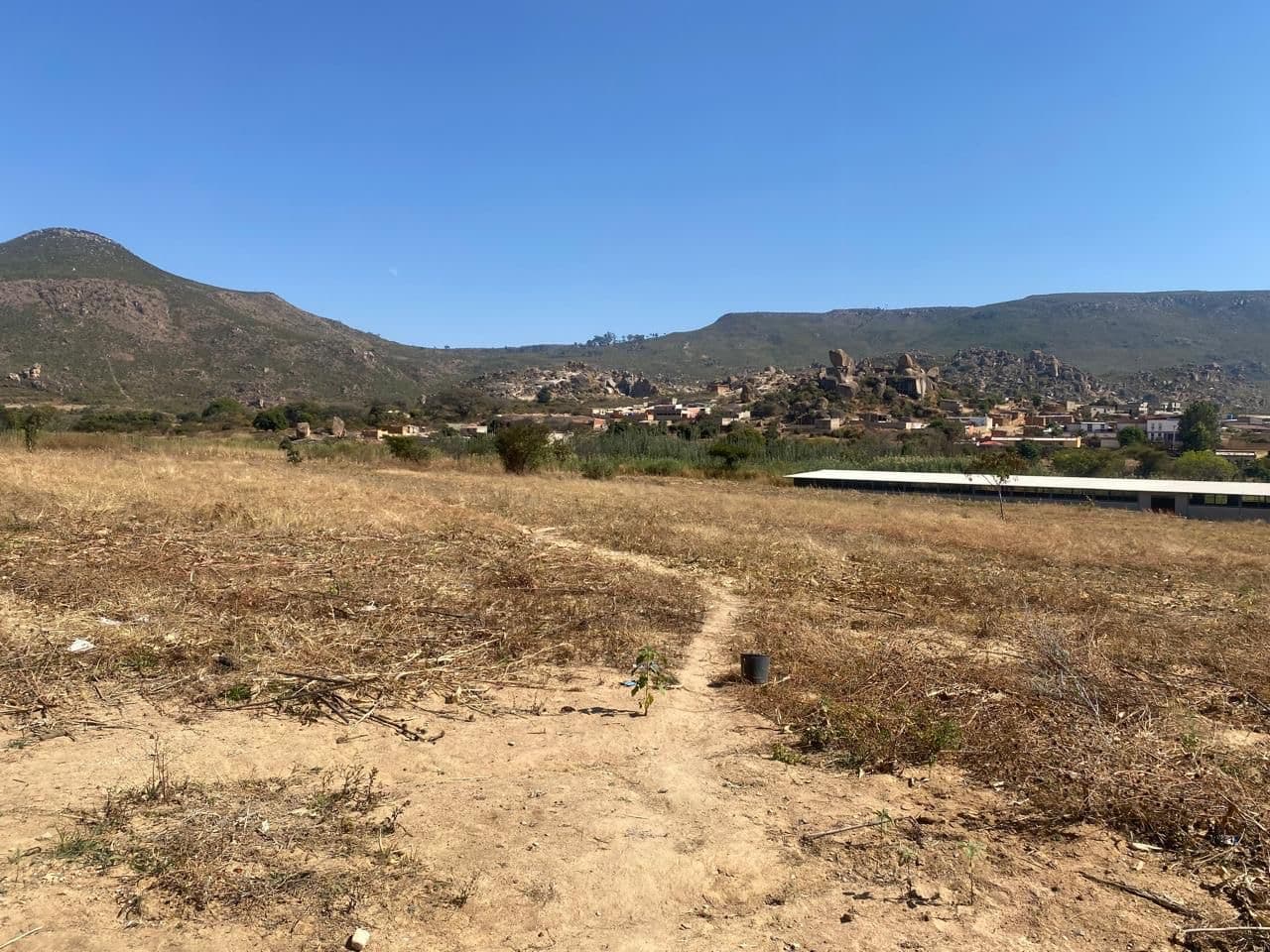 Vende-se terreno 4 hectares mapunda no lubango - Imagem 1