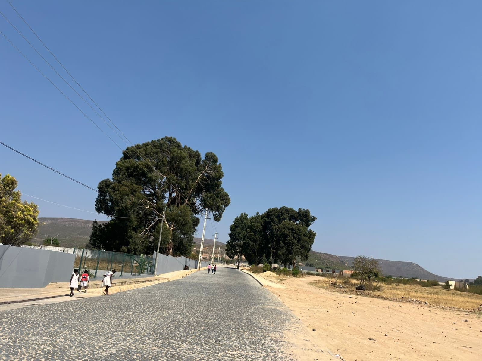 Vende-se terreno Zona nobre do talatona do Lubango mapunda entrada do condomínio Tundavala mapunda - Imagem 1