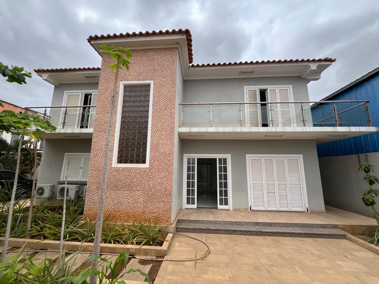 Vende-se vivenda v5 em Benfica zona verde rua 7 , um minuto da estrada principal . - Imagem 1