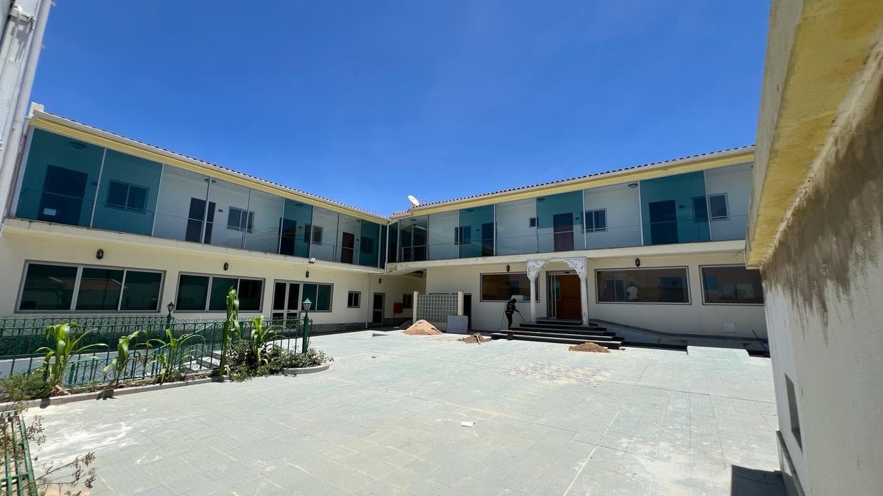 Vende-se hotel de 36 quartos no Lubango - Imagem 1