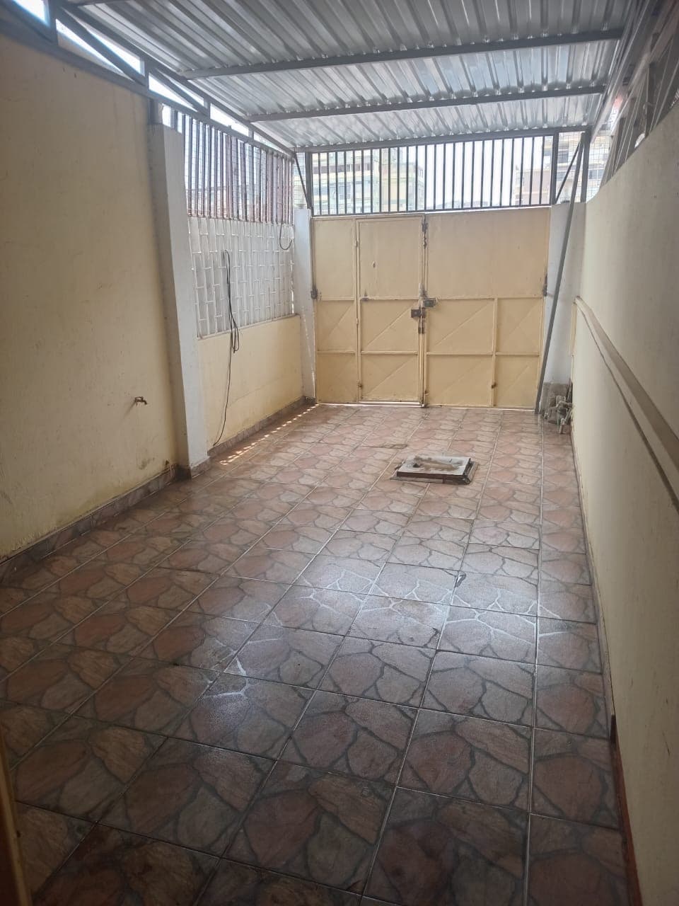 vende-se moradia v3 em luanda cidade Valodia - Imagem 1