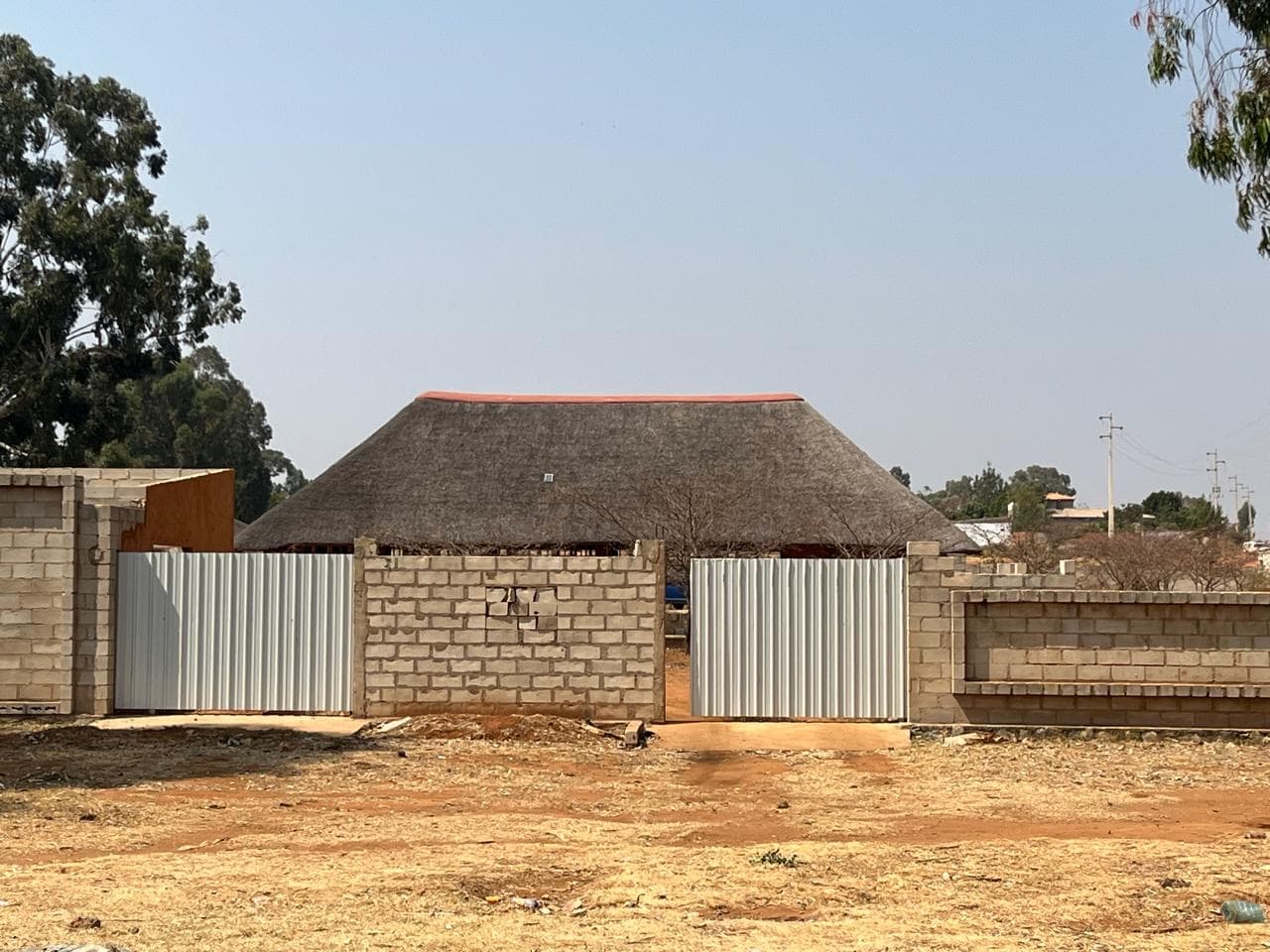 Vende-se um campismo na palanca -Lubango com 55% de construção feita . - Imagem 1