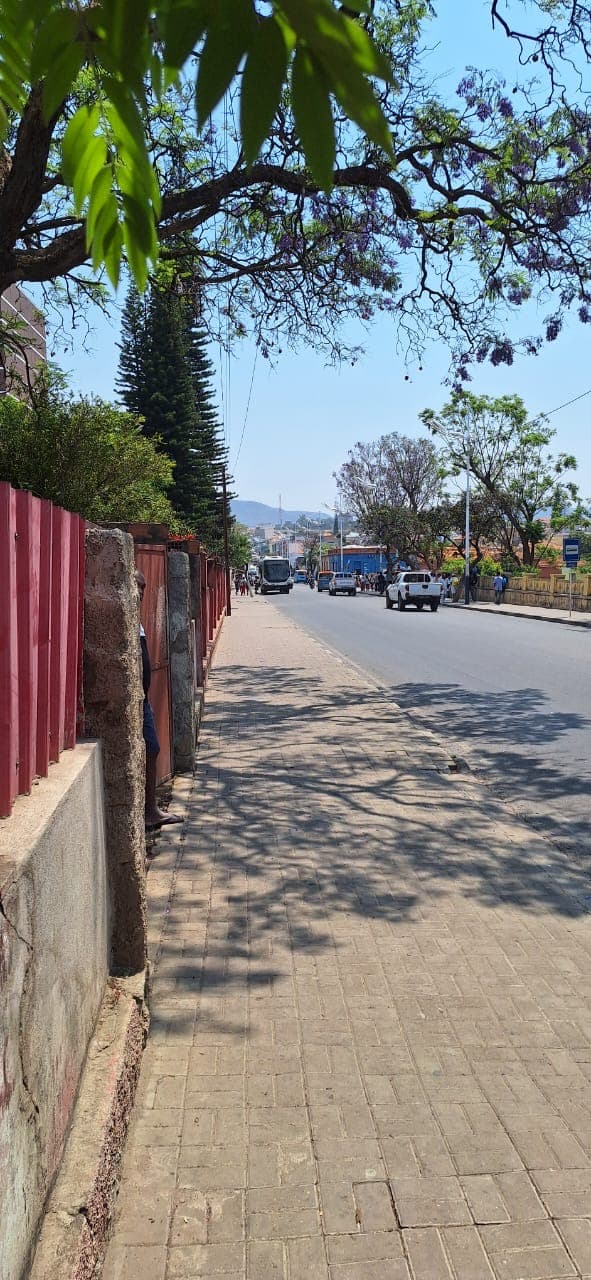 VENDE-SE TERRENO CENTRO DA CIDADE DO LUBANGO . - Imagem 1