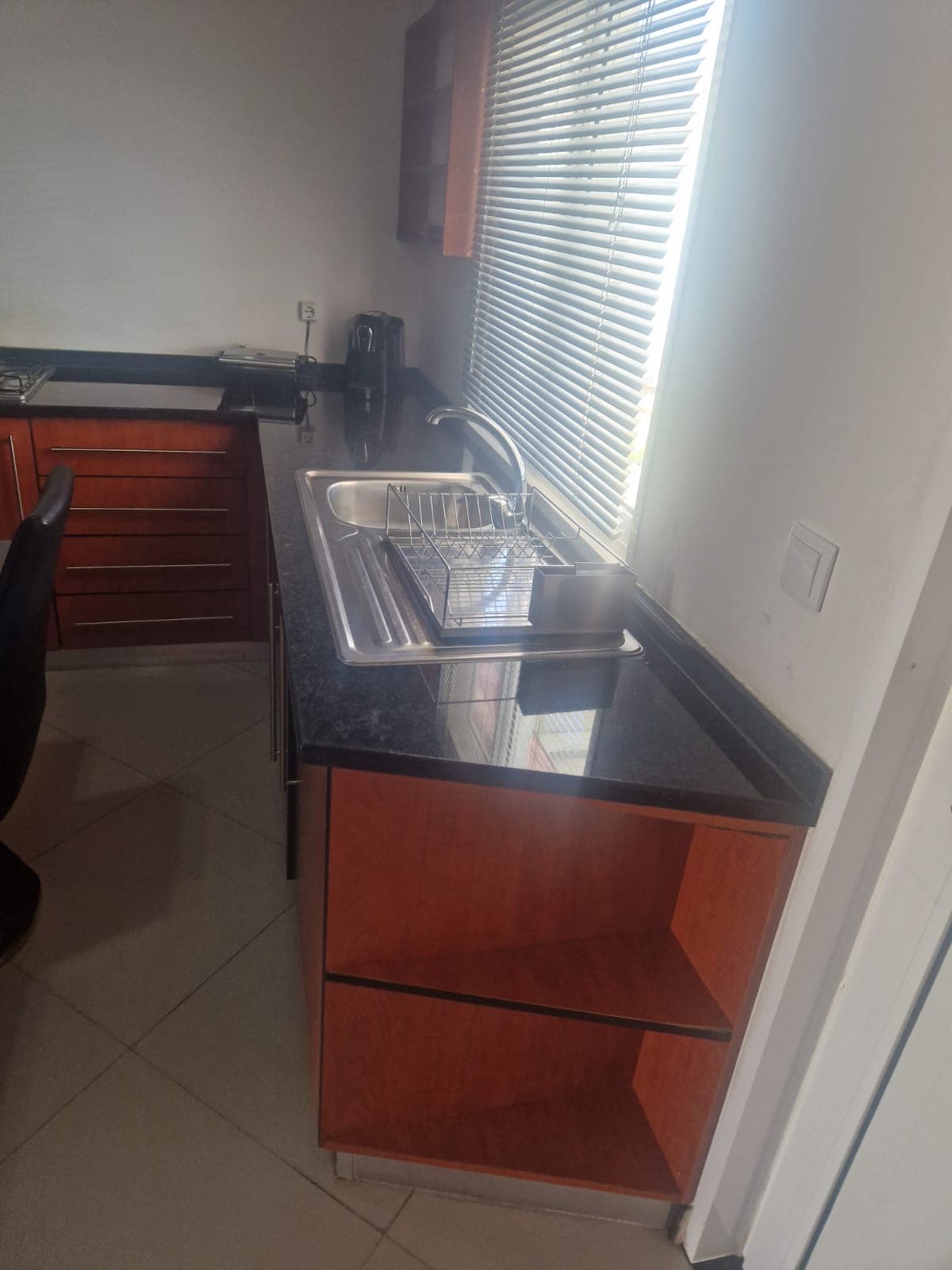 Arrendamento vivenda T4 com anexo zona nobre mapunda , Lubango. - Imagem 1